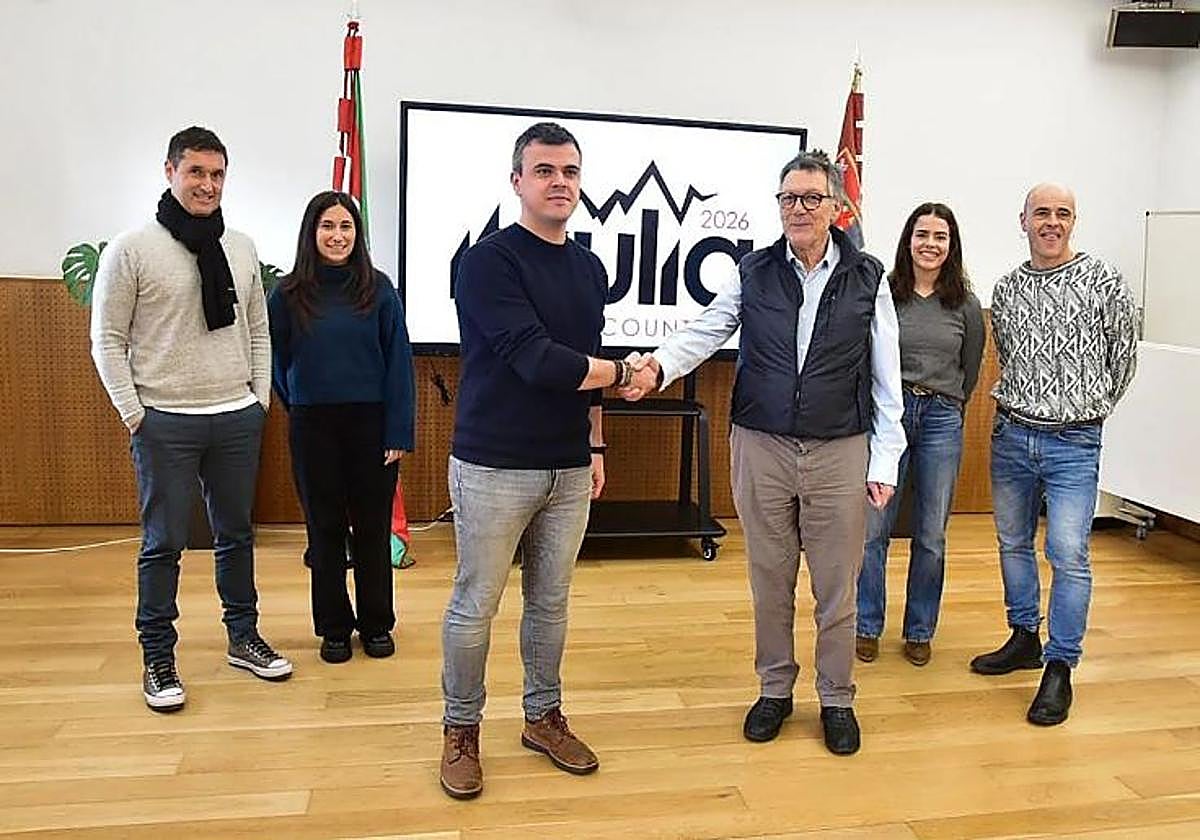 El alcalde de Galdakao, Iñigo Arriandiaga, estrecha la mano de OCETA, Javier Riaño, para escenificar el acuerdo.